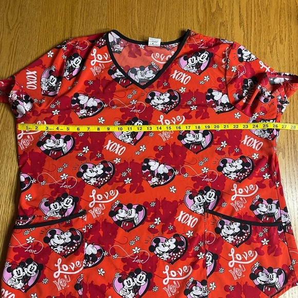 Disney Micky Mouse Minnie Mouse Red Heart Valentines Scrub Top Size 2X - Picture 5 of 6